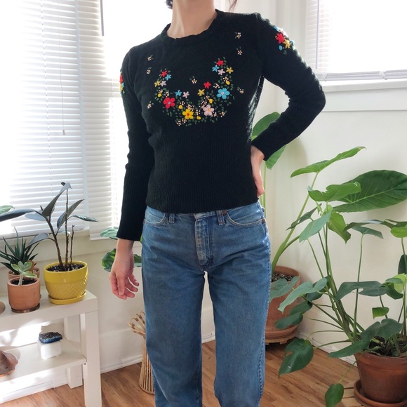 Vintage sweater w/ cute floral detail - Picture 2 of 7